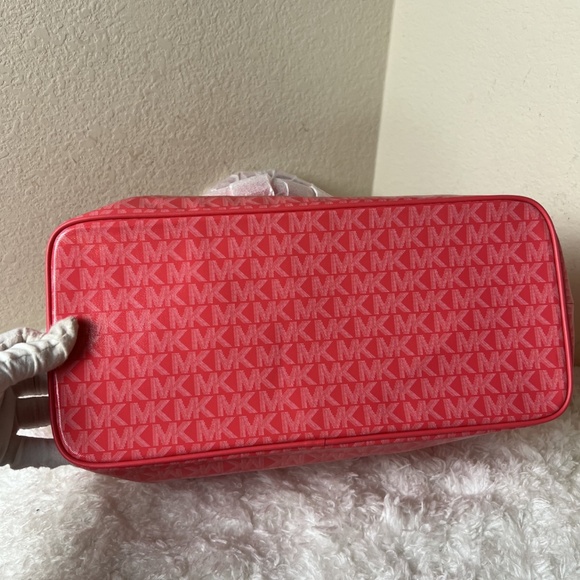 Michael Kors Carter Tote - Picture 5 of 7